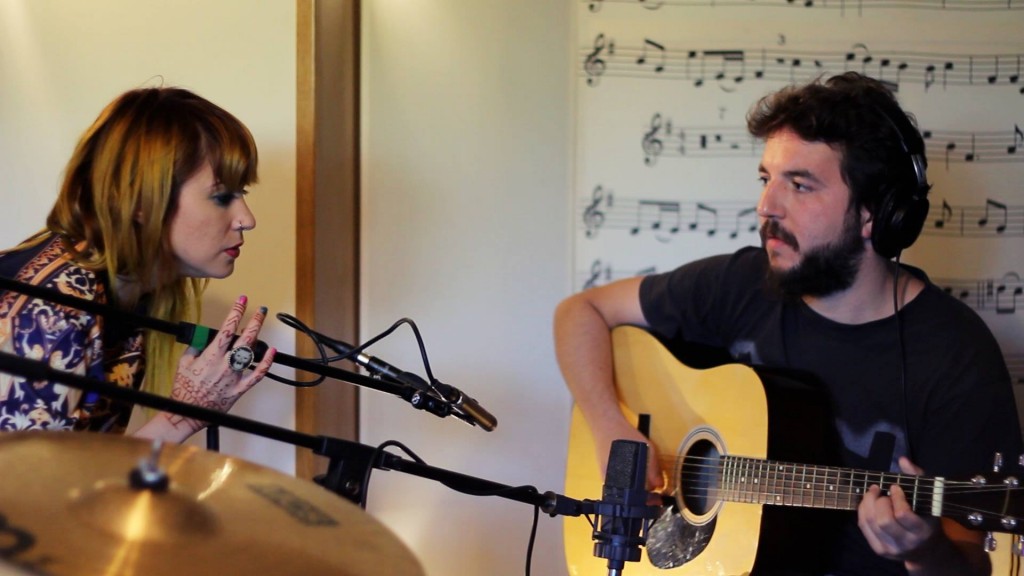 María Katt y Adán Baptiste durante la grabación de Far Away para Seth's Gold.